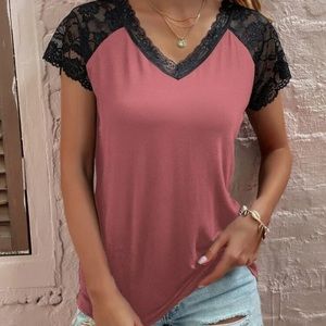 Cute v-neck shirt with lace contrast
